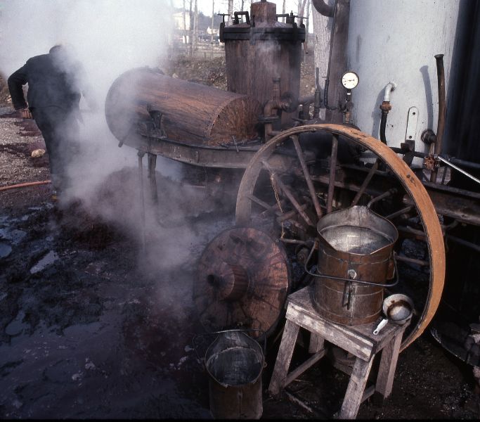 Alambic à eau de vie (gnole) et alcool. Outil des distillateurs
