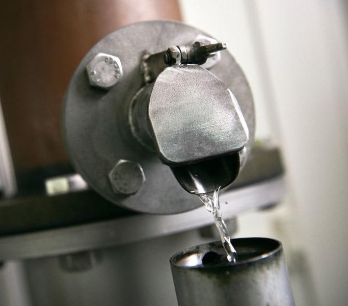 Eau de vie sortant de l'alambic à alcool